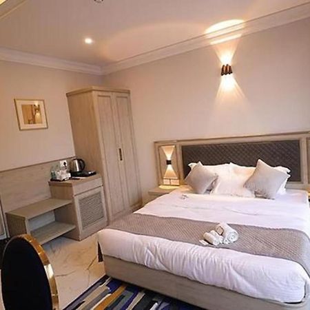 Fabhotel Prime Hampton By Ic'S Noida Exterior photo