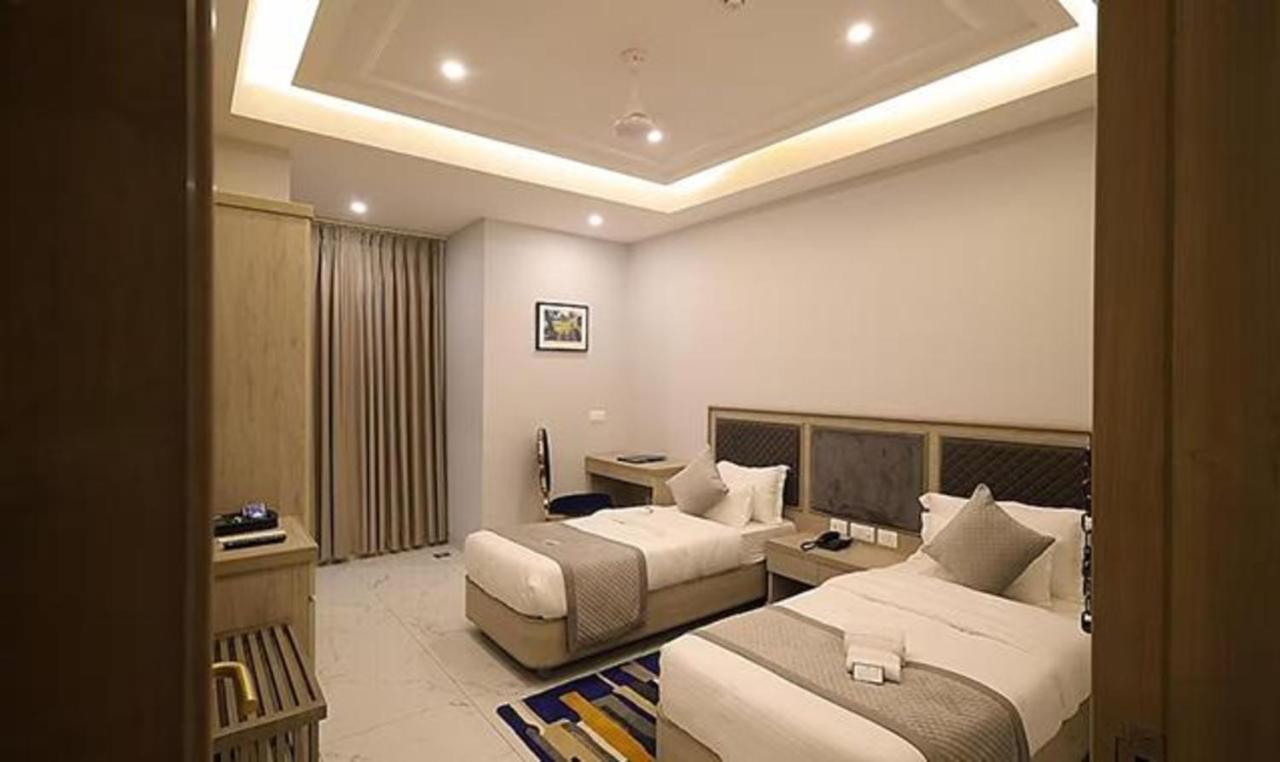 Fabhotel Prime Hampton By Ic'S Noida Exterior photo