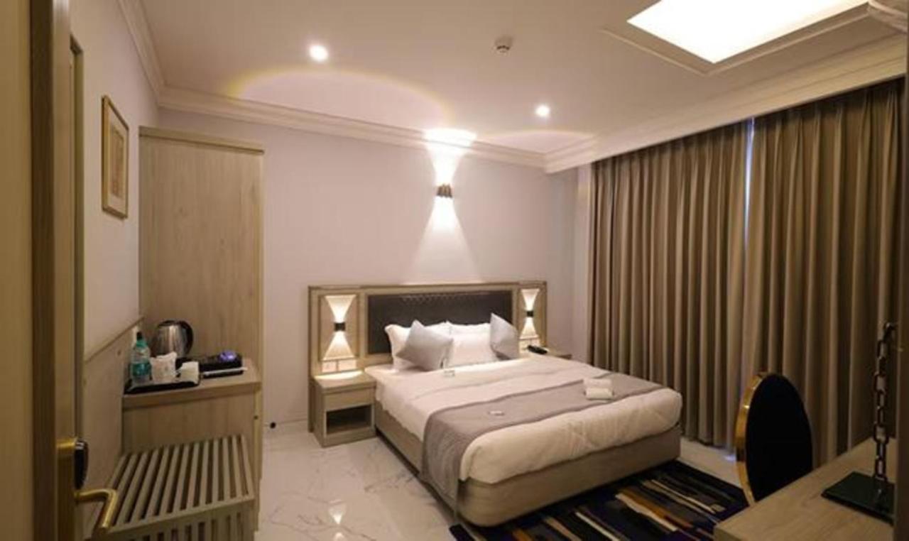 Fabhotel Prime Hampton By Ic'S Noida Exterior photo